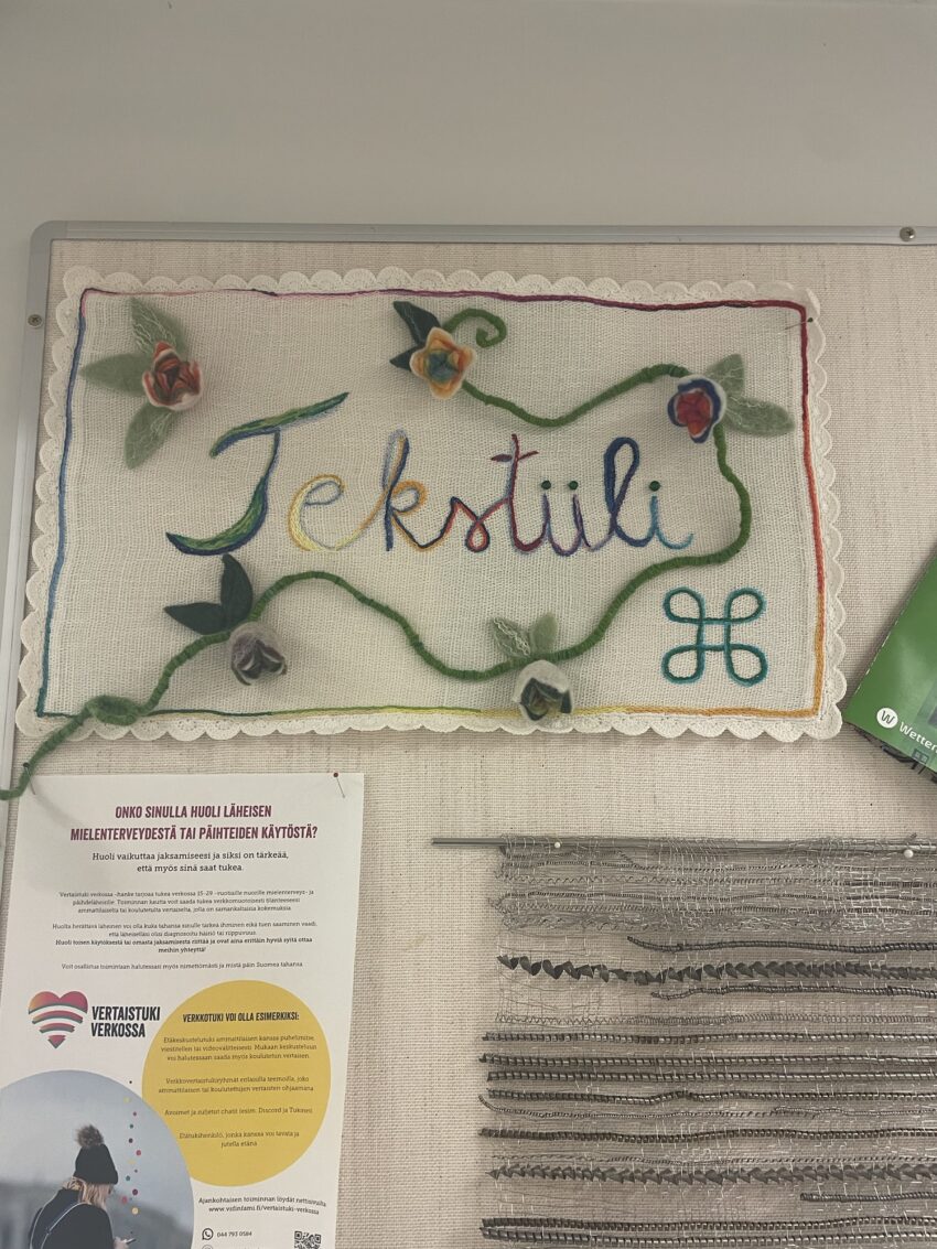 Kuva otettu Novidan ammattikoulun tekstiiliopiskelujen tilojen käytävältä.